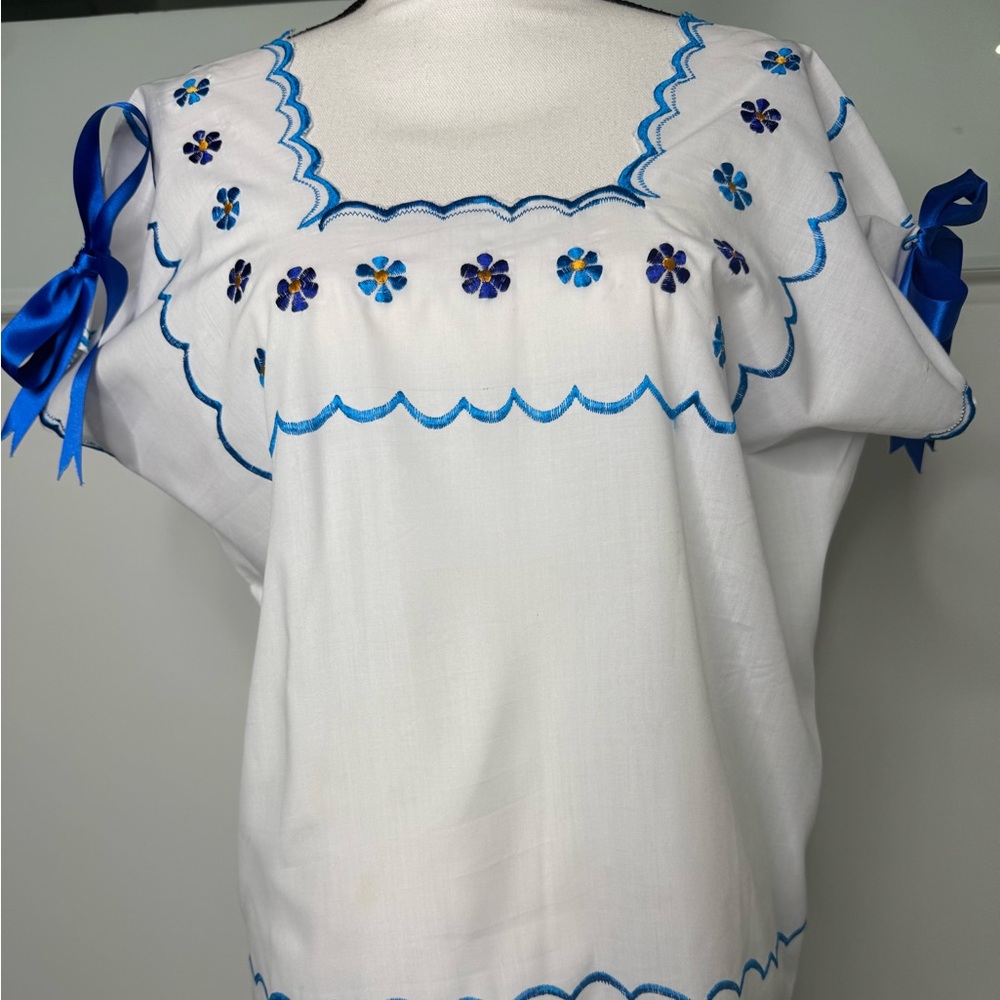 Mexican Blouse White Embroidered Floral Size M Sleeveless